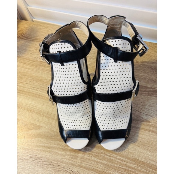 Michael Kors Peep Toes Laser Cut Buckle Heels Black and White Womens Size 8 - Picture 2 of 12